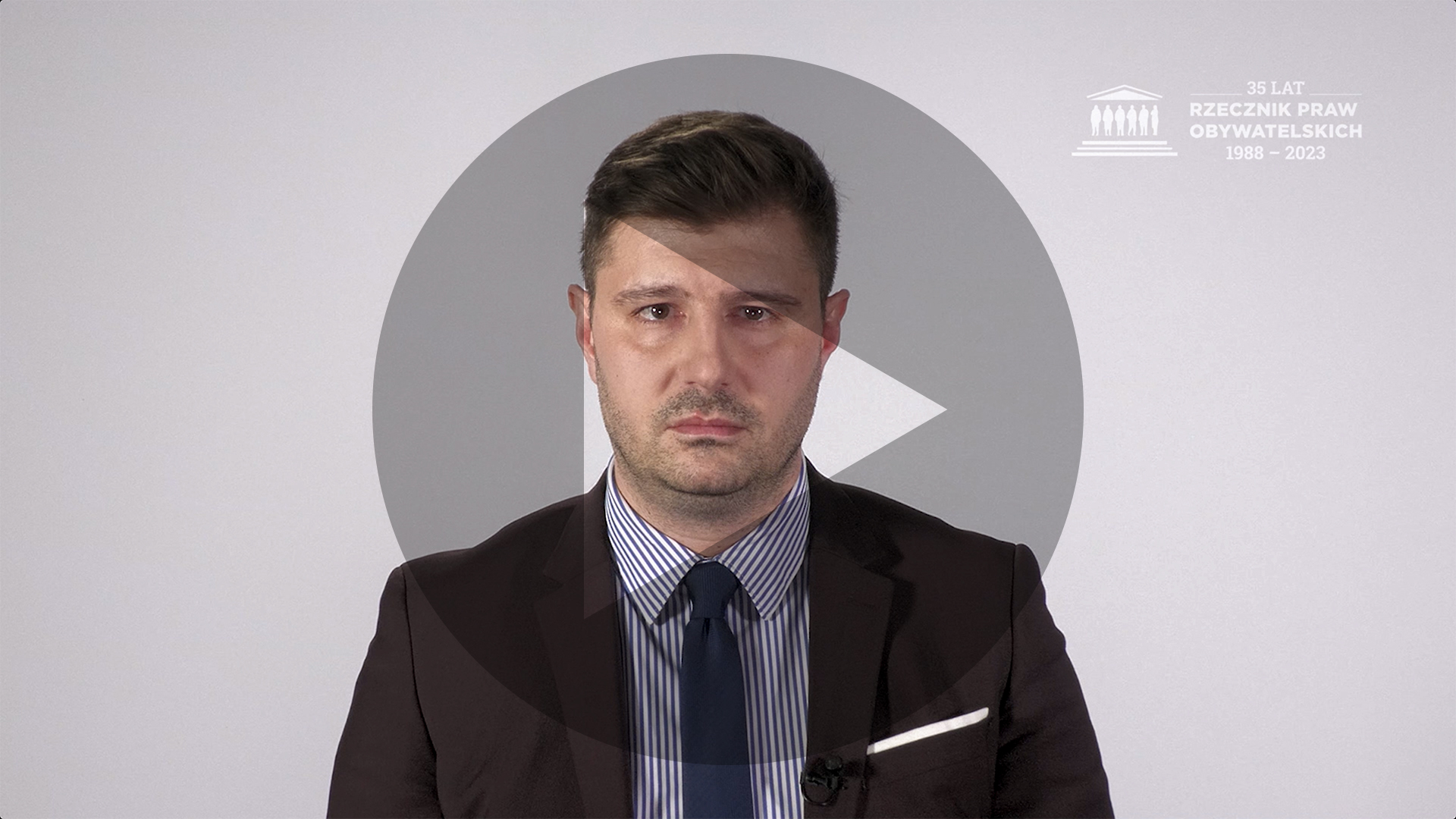 Kadr z nagrania przedstawiający ZRPO Valeriego Vacheva z naniesionym symbolem odtwarzania wideo - trójkątem w kole