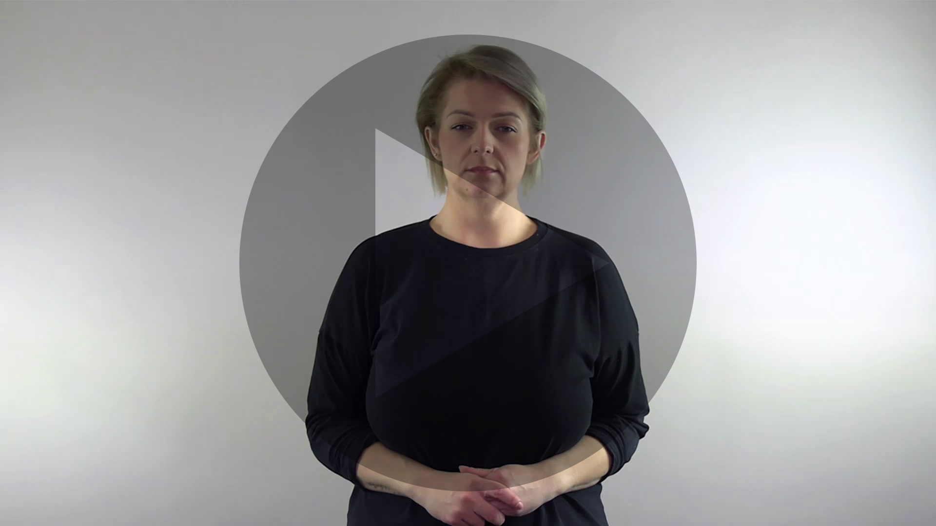 Kadr z nagrania przedstawiający tłumacza języka migowego