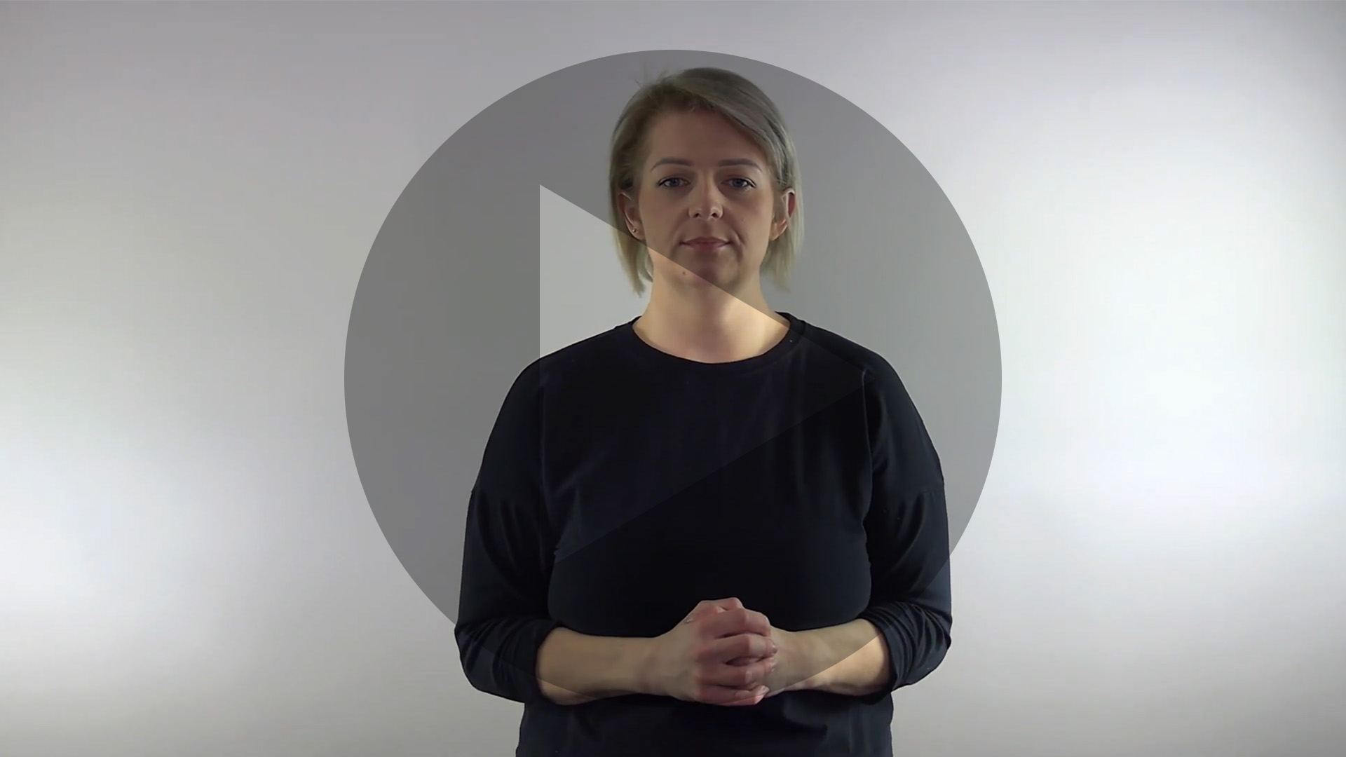 Kadr z nagrania przedstawiający tłumacza języka migowego