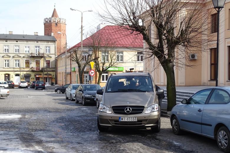 Bus parkuje pod zabytkowym budynkiem