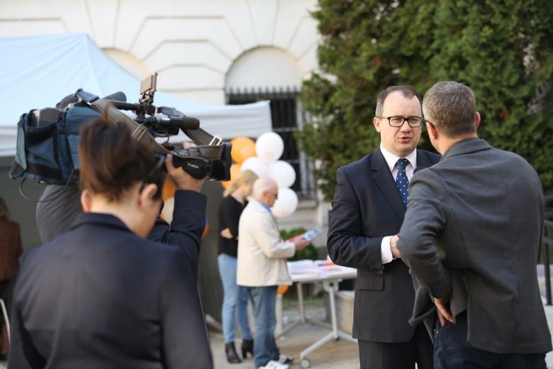 zdjęcie: mężczyzna udziela wywiadu telewizji