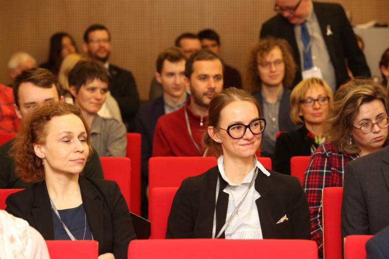 zdjęcie: kilkanaście osób siedzi na sali