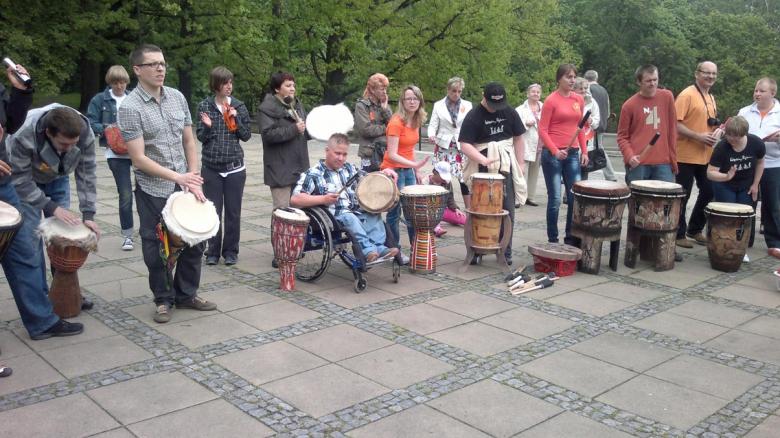 Na zdjęciu uczestnicy akcji ulicznej FLASH-MOB Przyjdź i „Uderz w bęben!” w parku im. Rydza-Śmigłego podczas obchodów Jubileuszu 50-lecia PSOUU