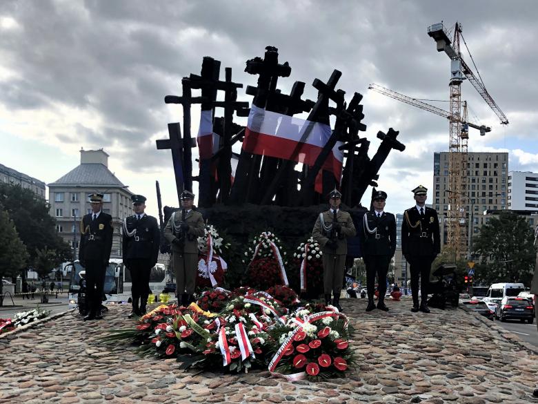 wieńce pod pomnikiem z krzyży