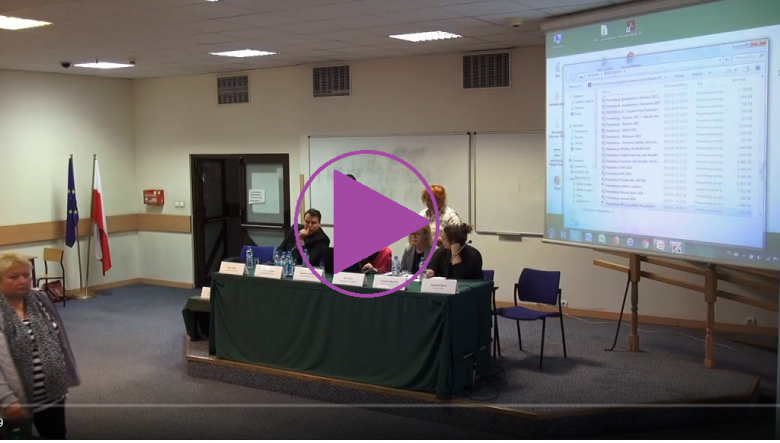 Ludzie na sali audytoryjnej, fioletowy znak "play"