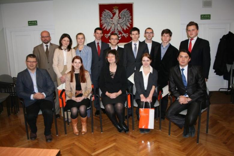 Ludzie pozują do zdjęcia