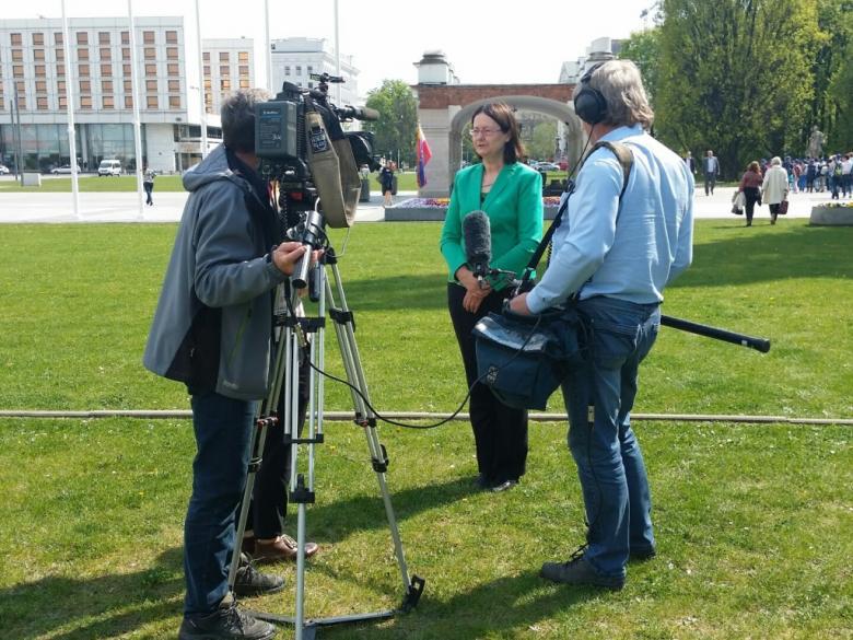 na zdjęciu prof. Lipowicz udziela wywiadu 