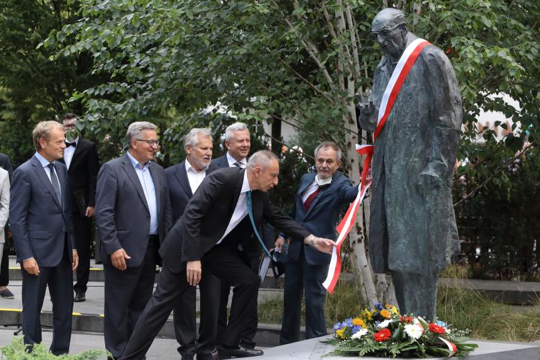 Odsłonięcie pomnika prof. Bartoszewskiego. fot. Grzegorz Mehring/gdansk.pl. Na zdjęciu pomnik, syn profesora oraz byli prezydenci RP