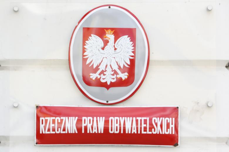 tablica z godłem i tablica z napisem Rzecznik Praw Obywatelskich