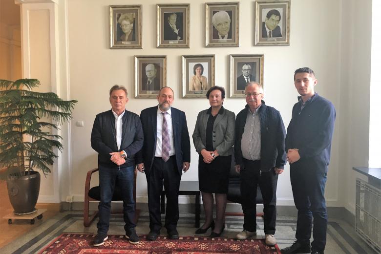 kobieta i 4 mężczyzn