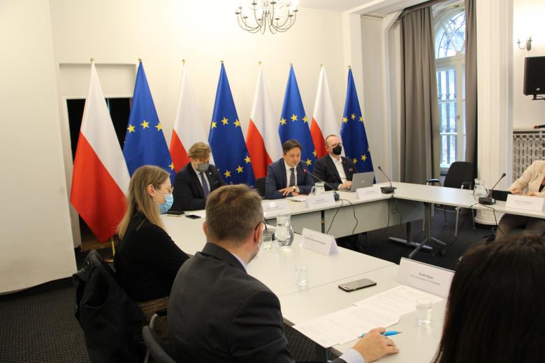 Spotkanie RPO z przedstawicielami osób poszkodowanych działaniem GetBack. Osoby za stołem w sali konferencyjnej.