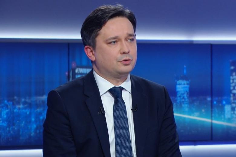 osoba mówi w studiu telewizyjnym 