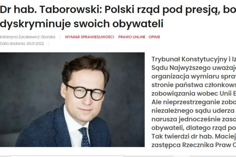 zdjęcie z tekstem i fotografią mężczyzny w okularach 