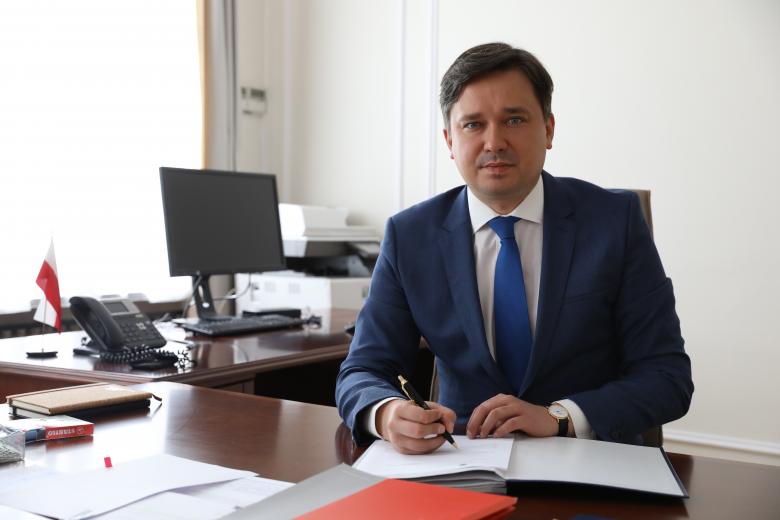 RPO Marcin Wiącek siedzący za biurkiem w swoim gabinecie