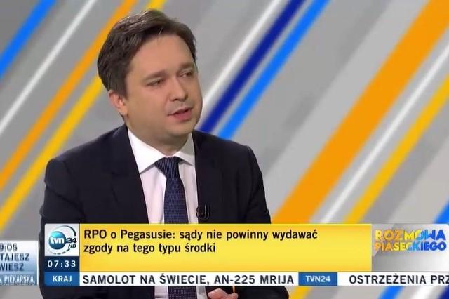 osoba przemawia w studiu telewizji 