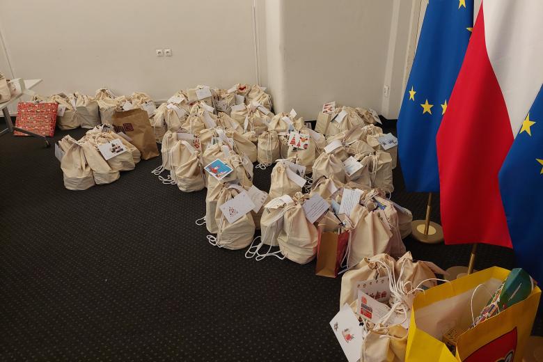 Torby z zapakowanymi podarunkami w biurze RPO