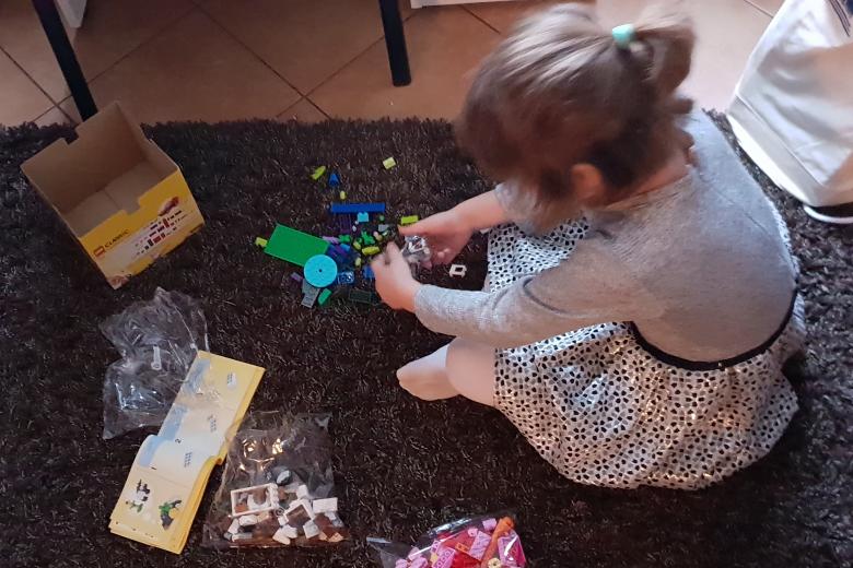 Dziewczynka rozpakowująca zabawkę