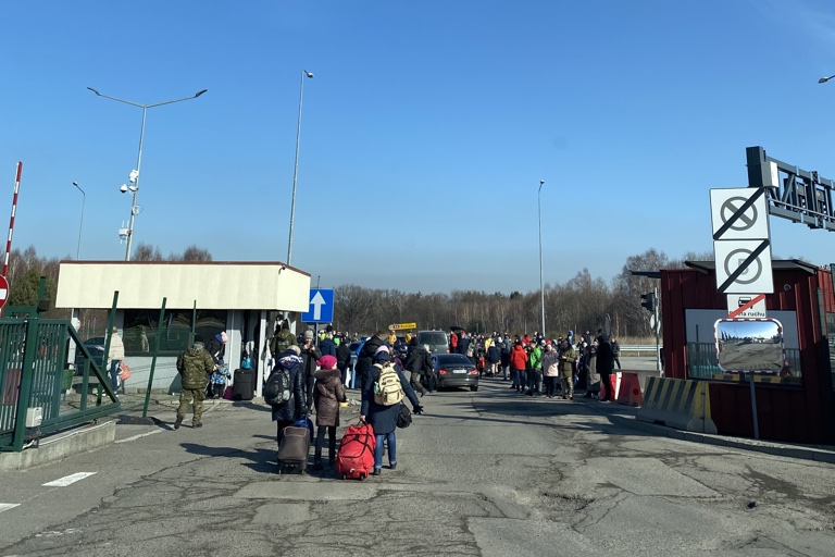 widok na granicę gdzie są tłumy ludzi