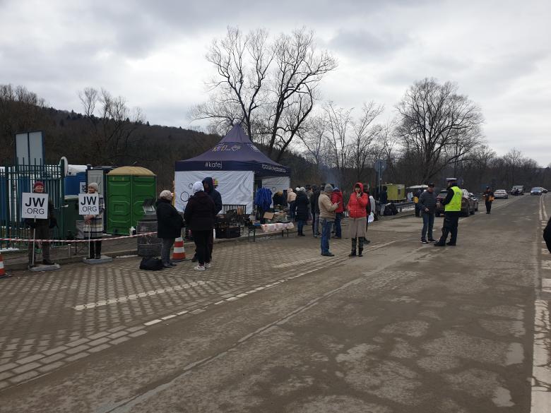 budynki i ludzie na przejściu granicznym