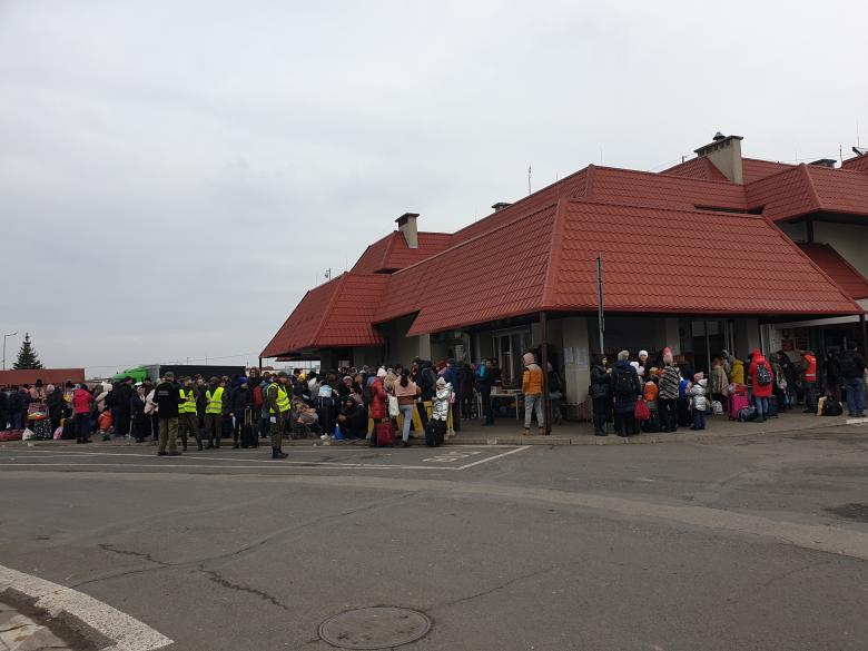 Budynki i tłum ludzi przed nimi