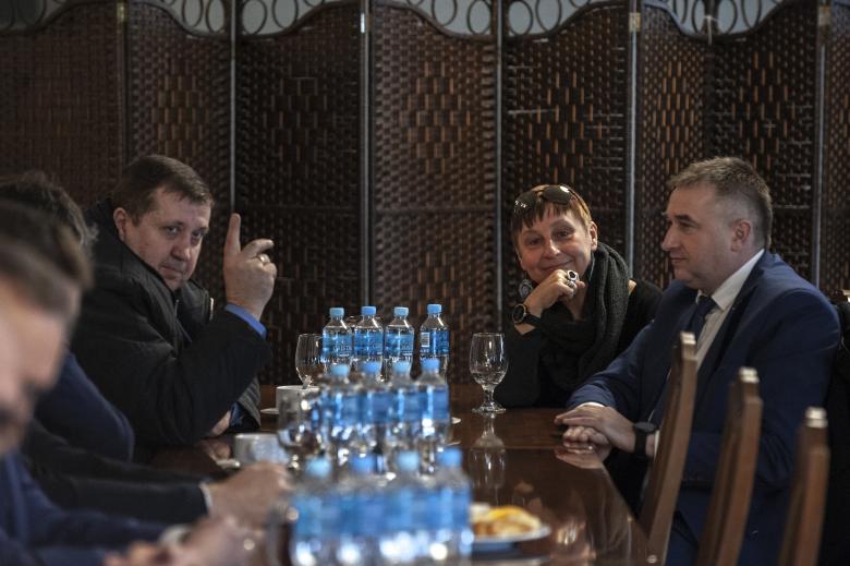 Samorządowcy siedzący przy stole wypowiadają się w stronę RPO znajdującego się poza kadrem