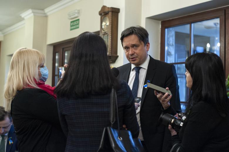 Marcin Wiącek rozmawia z dziennikarkami