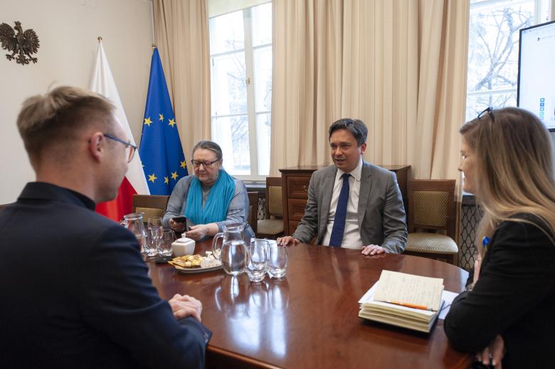 Rzecznik Marcin Wiącek, dyrektor Barbara Imiołczyk, dyrektor Anna Grzelak oraz prezes Adam Dziedzic rozmawiający przy stole konferencyjnym. 