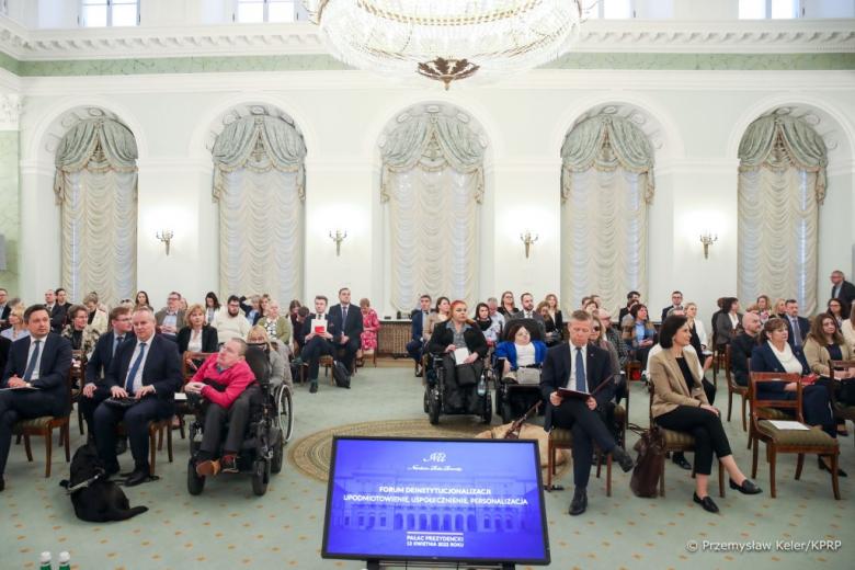 osoby siedzą w sali podczas konferencji 