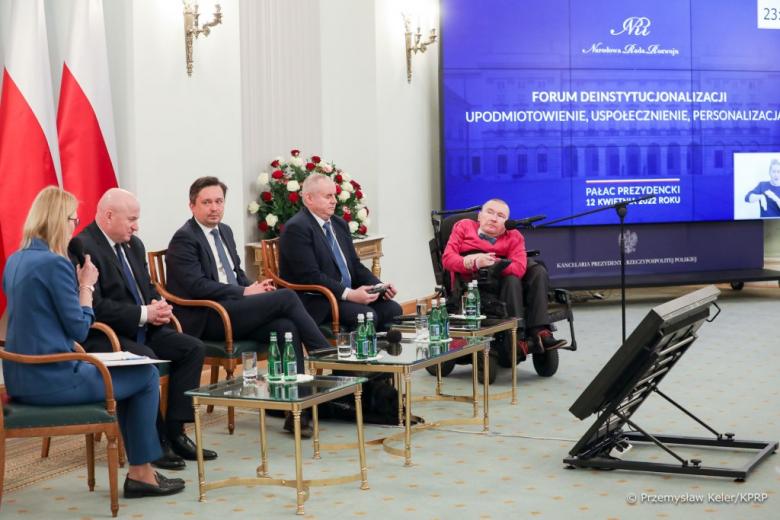 osoby siedzą w sali podczas konferencji 