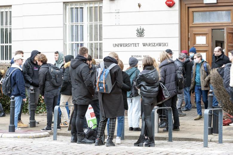 grupa studentów przed budynkiem uczelni