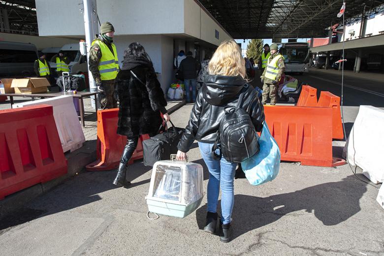 zdjęcie dwu uchodźczyń na przejściu granicznym   