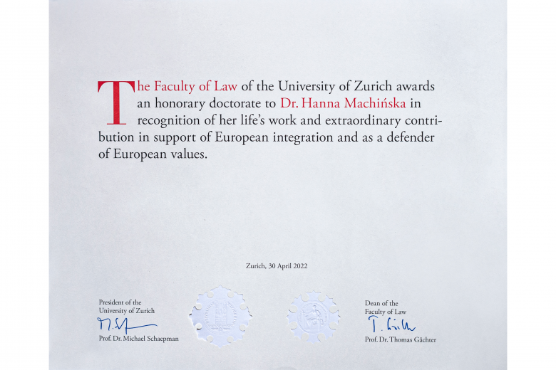 Skan dyplomu o treści "The Faculty of Law of the University of Zurich awards an honorary doctorate to Dr. Hanna Machińska in recognition of her life's work and extraordinary contribution in support of European integration and as a defender of European values - Zurich, 30 April 2022" z podpisami rektora Uniwersytetu w Zurychu prof. dr. Michaela Schaepmana i dziekana Wydziału Prawa Uniwersytetu w Zurychu prof. dr. Thomasa Gachtera oraz pieczęciami uniwersytetu i wydziału.