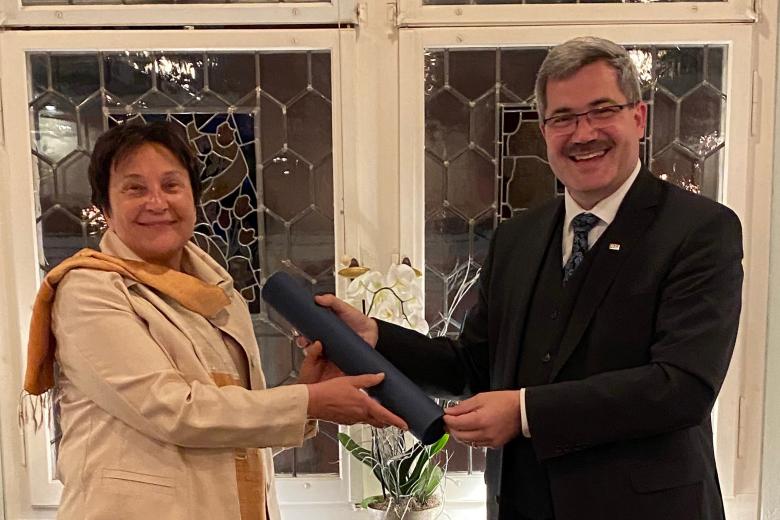 Dziekan Wydziału Prawa Uniwersytetu w Zurychu prof. Thomas Gachter wręczający Hannie Machińskiej dyplom nadania tytułu doktory honoris causa