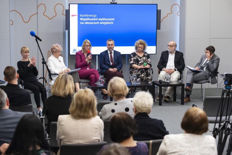 Kilkanaście osób siedzących w sali w trakcie konferencji