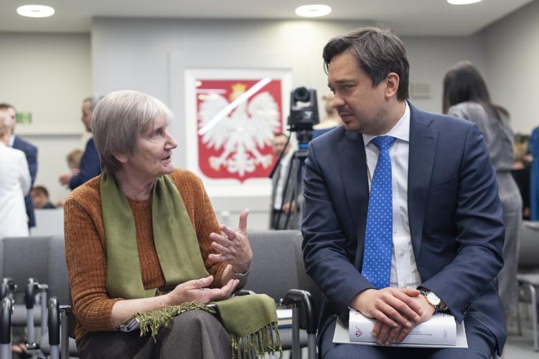 RPO Marcin Wiącek i Barbara Fedyszak-Radziejowska rozmawiają w trakcie konferencji