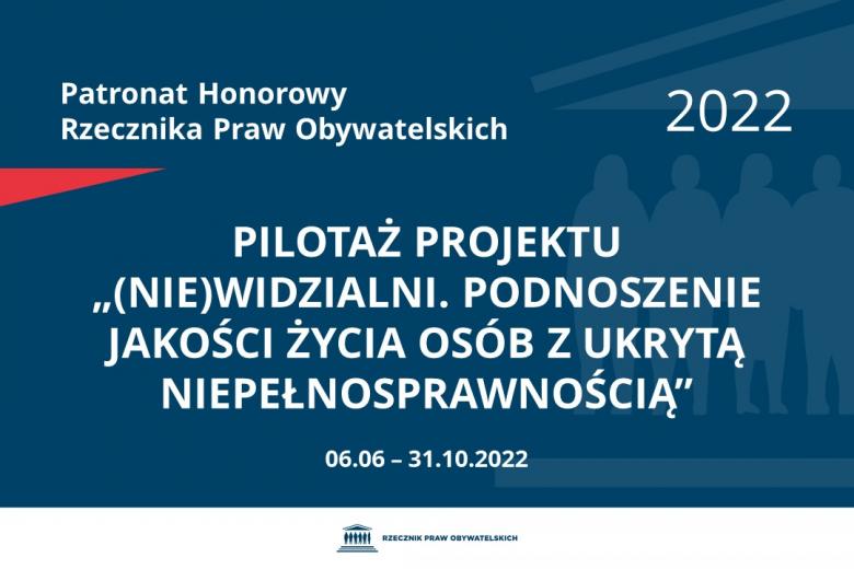 Na granatowym tle biały napis o treści: Patronat Honorowy Rzecznika Praw Obywatelskich 2022 Pilotaż projektu „(Nie)widzialni. Podnoszenie jakości życia osób z ukrytą niepełnosprawnością”, na dole data 06.06.-31.10.2022