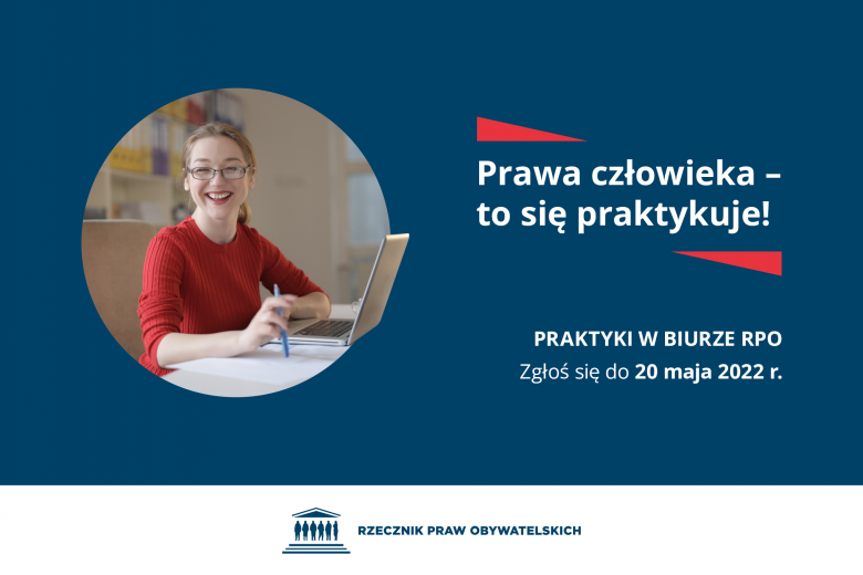 Plansza z tekstem "Prawa człowieka - to się praktykuje! Praktyki w Biurze RPO. Zgłoś się do 20 maja 2022 r." i zdjęciem z uśmiechniętą, młodą kobietą siedzącą przed komputerem 