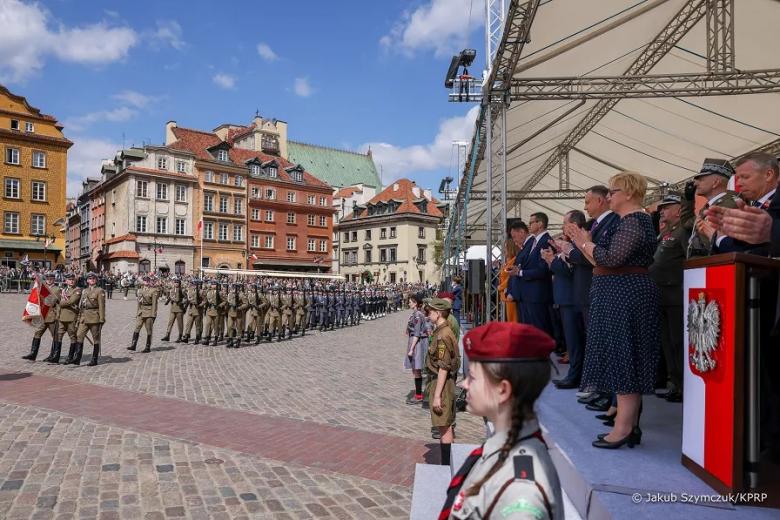 Defilada wojskowa i loża honorowa na Placu Zamkowym