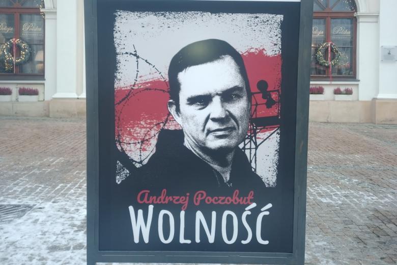 zdjęcie plakatu z wizerunkiem osoby i podpisem "wolność"