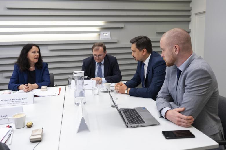 RPO Marcin Wiącek, przewodnicząca Komisji Prawa Elisabeth Winkelmeier-Becker i główny koordynator do spraw współpracy naukowej Maciej Grześkowiak siedzą przy stole konferencyjnym