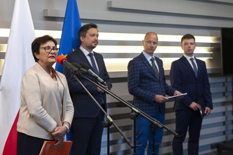 ZRPO Hanna Machińska wypowiadająca się w trakcie konferencji prasowej, w tle RPO Marcin Wiącek, Dyrektor KMPT Przemysław Kazimirski oraz Michał Żłobecki