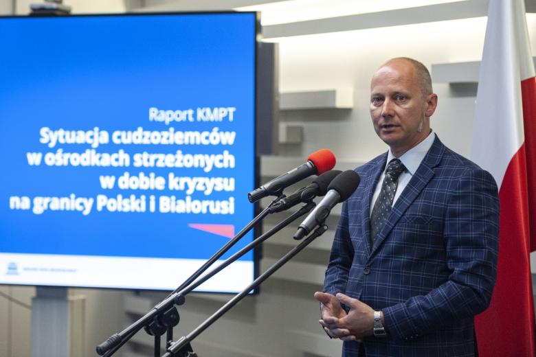 Dyrektor KMPT Przemysław Kazimirski w trakcie konferencji prasowej w biurze RPO