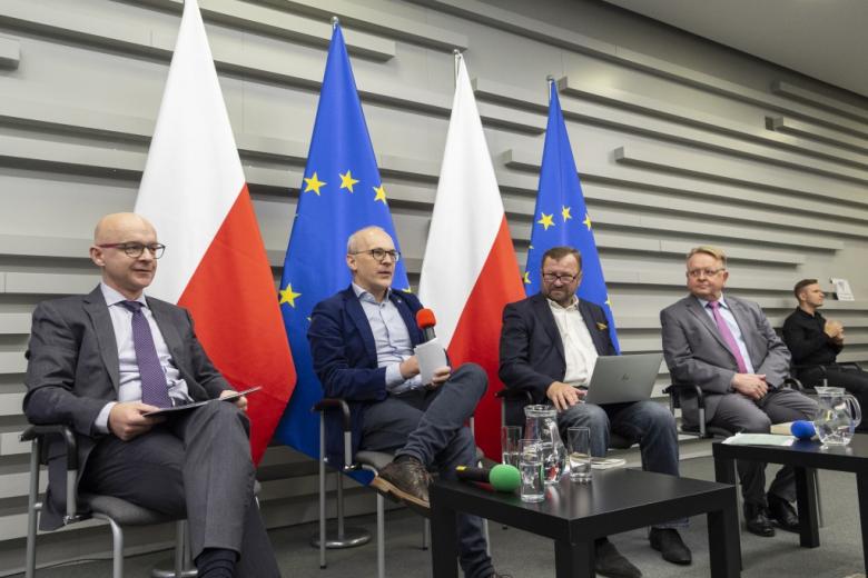 osoba przemawia podczas konferencji na stojąco 