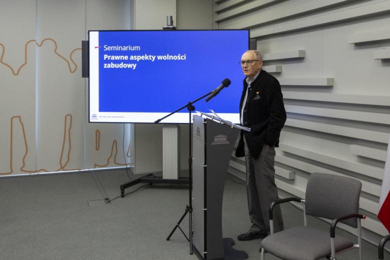 osoba przemawia podczas konferencji na stojąco 