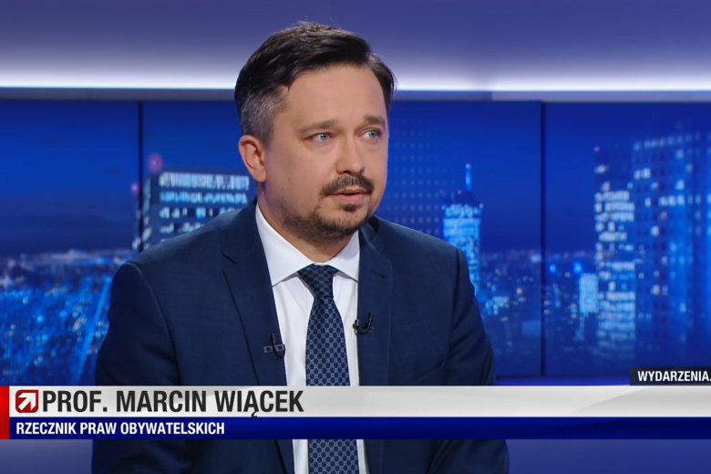 Zrzut ekranu programu telewizyjnego przedstawiający RPO Marcina Wiącka siedzącego w studiu