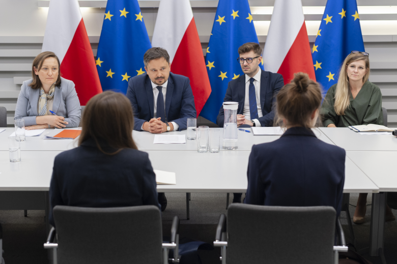 RPO Marcin Wiącek, ZRPO Valeri Vachev, Dyrektor Zespołu Równego Traktowania Magdalena Kuruś i Dyrektor Zespołu Prezydialnego Anna Grzelak siedzący przy stole konferencyjnym