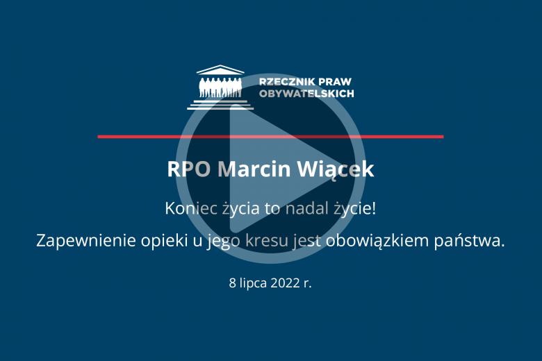 Plansza z napisem - RPO Marcin Wiącek. Koniec życia to nadal życie!  Zapewnienie opieki u jego kresu jest obowiązkiem państwa. 8 lipca 2022 r. - i przyciskiem odtwarzania wideo