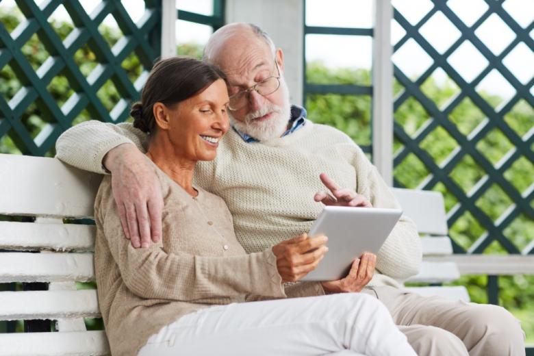 seniorzy oglądają treści w laptopie 