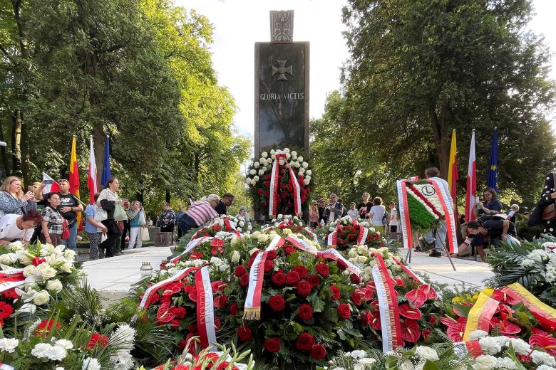 Pomnik Gloria Victis otoczony wieńcami i warszawiakami zgromadzonymi na uroczystości