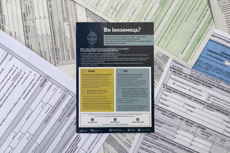 Ulotka w języku ukraińskim leżąca na formularzach do rozliczania podatków